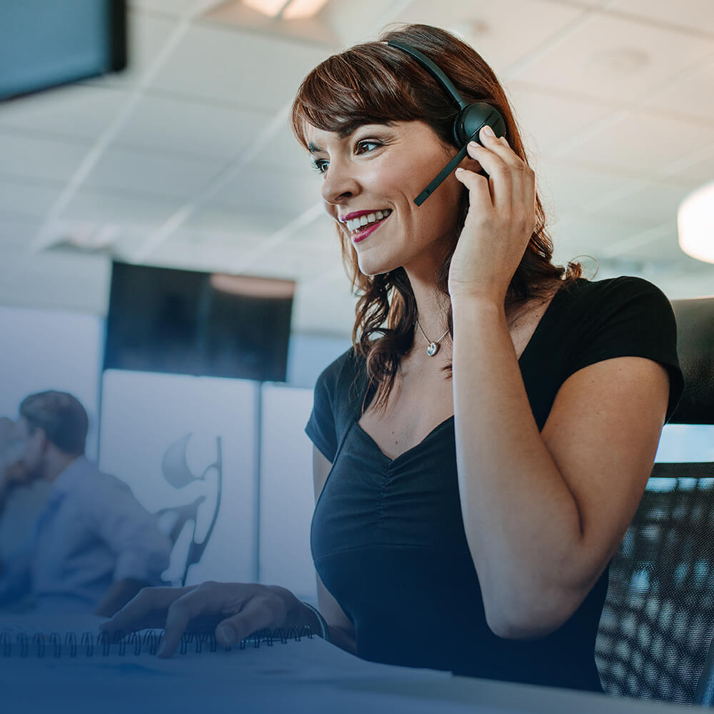 Telefondienstleistungen für Ihren Unternehmenserfolg Frau im Callcenter